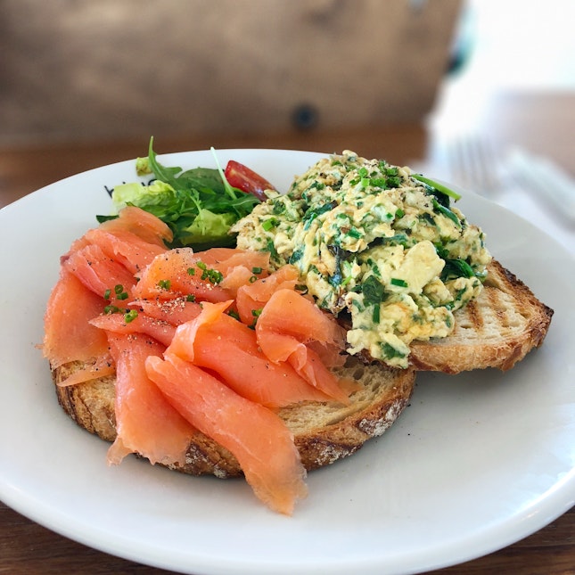 Smoked Salmon & Eggs with Spinach on Toast (€9)