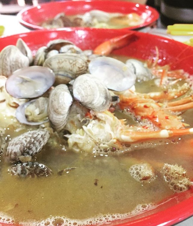 $24.90 prawn meeeeeee, ingredients gaogao but yellow noodles made the soup too starchy 🤔

#burpplesg #burpple #stfoodtrending #tslmakan #sgfood #sgfoodie #jiaklocal #sumobigprawn #igsg #onthetable #whati8today