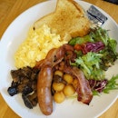 8🌟 / 10🌟 Full Works consisting of Scrambled eggs, Bacon, Garlic mushrooms, Chunky Chicken Sausage, Hash Brown, Toasted Brioche with Thyme Tomato Salad @ S$22 from Food For Thought Cafe at The Botanical Gardens