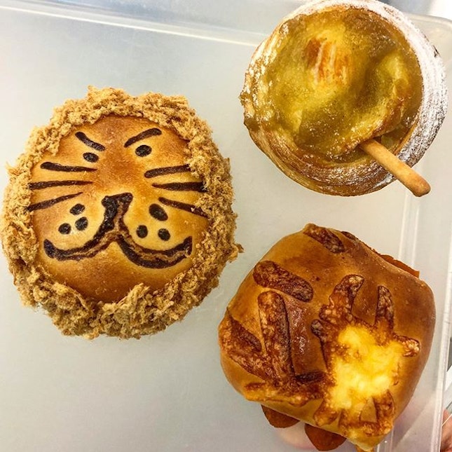 Local-inspired buns from Breadtalk- the Merlion Roar, with a cute lion mane decorated with pork floss stuffed with delicious samba ikan bilis (reminds me of nasi lemak burger), Singa Shake, filled with kaya coconut custard and Otah Oleh.