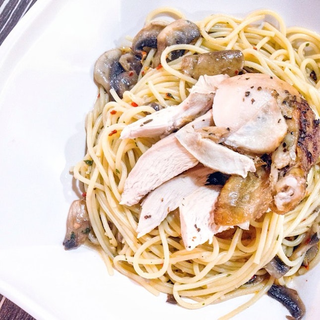 Aglio olio with mushroom and shredded chicken ($6.90) from Collin's.