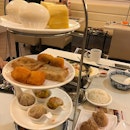 • Impressive dimsum high tea set, comprising of centrury egg congee, xiaolongbao, siewmai, banana fritters, carrot cake, liushabao and durian cake- all the classics from HK with a local twist 😍 also check out the Taro fritters!