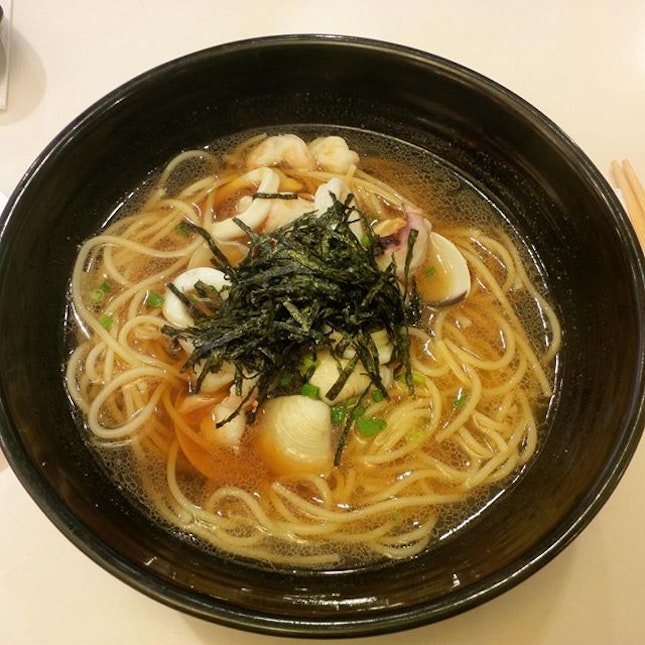 I was in a seafood mood that night, so I settled for the Seafood Soup Spaghetti (SGD$14.80) which was a huge bowl of clear broth filled with spaghetti, clams, squids, shrimps and seaweed.