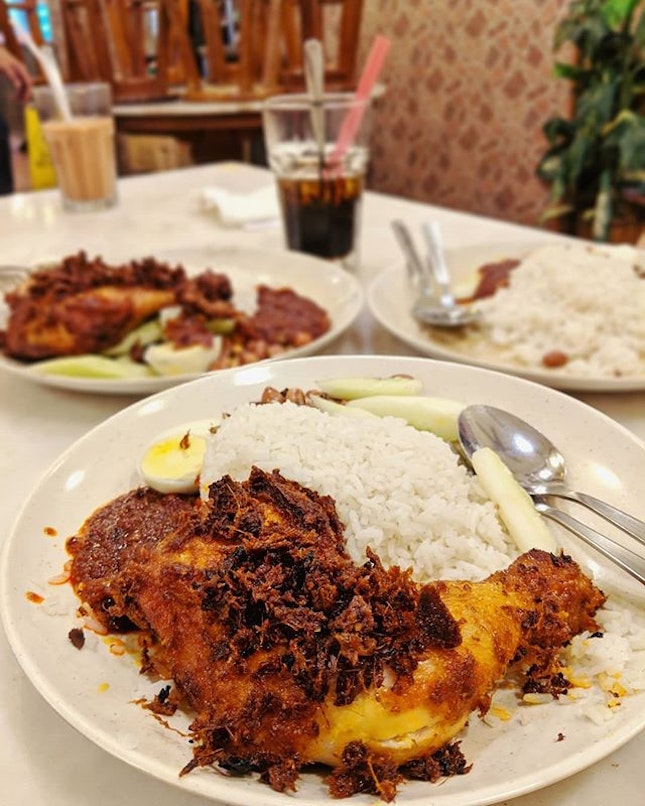 Ayam Goreng Nasi Lemak - Super Crispy Chicken and it is said that they use the traditional way of steaming the rice for 3times to get the best results...