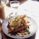 [Melbourne, Australia] Your not so typical brunch picks from this classic cafe infused with global accents 🍽🍞 This BBQ pork Benedict had Filipino pulled pork on brioche toast, with Asian herb hollandaise and wanton crisps 😮 An interesting mix that we don't even get to find in Singapore - we'd say that this is worth a try!