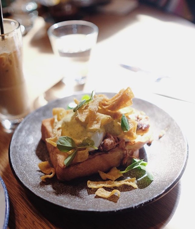 [Melbourne, Australia] Your not so typical brunch picks from this classic cafe infused with global accents 🍽🍞 This BBQ pork Benedict had Filipino pulled pork on brioche toast, with Asian herb hollandaise and wanton crisps 😮 An interesting mix that we don't even get to find in Singapore - we'd say that this is worth a try!