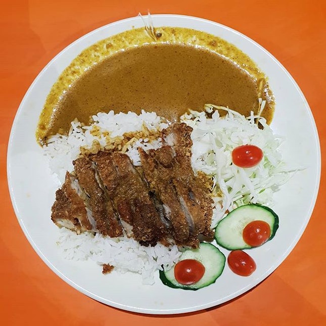 📍 Xin Kee Signature Curry House

I found this plate of simple yet satisfying Chicken Cutlet Curry Rice ($4.50) inside bedok inter's hawker centre!
