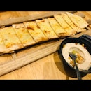 Garlic Pita With Hummus