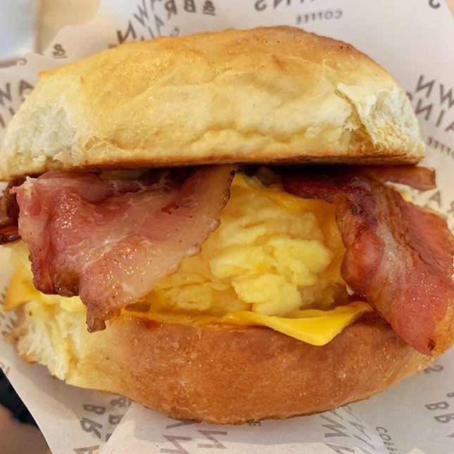 Scrambled egg, bacon and cheese burger