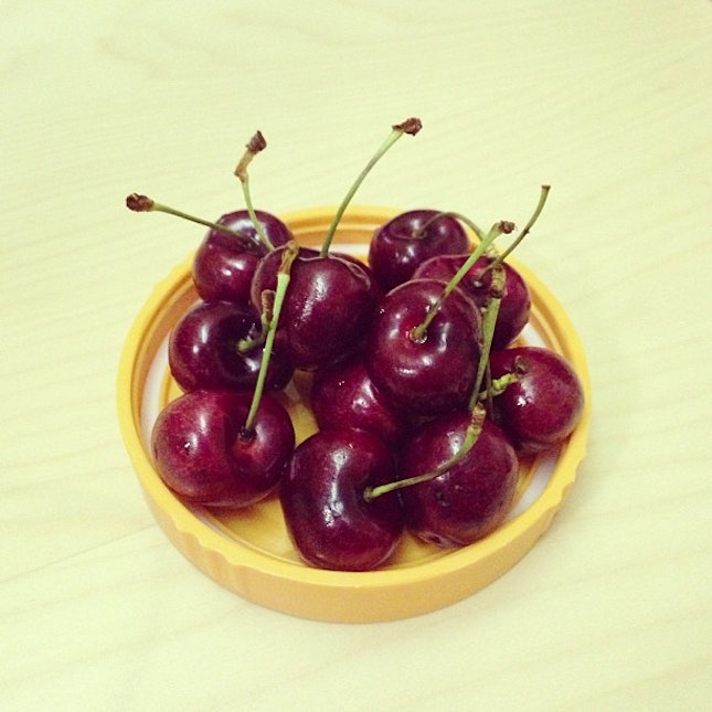 Yummy cherries ( •ॢ◡-ॢ)-♡