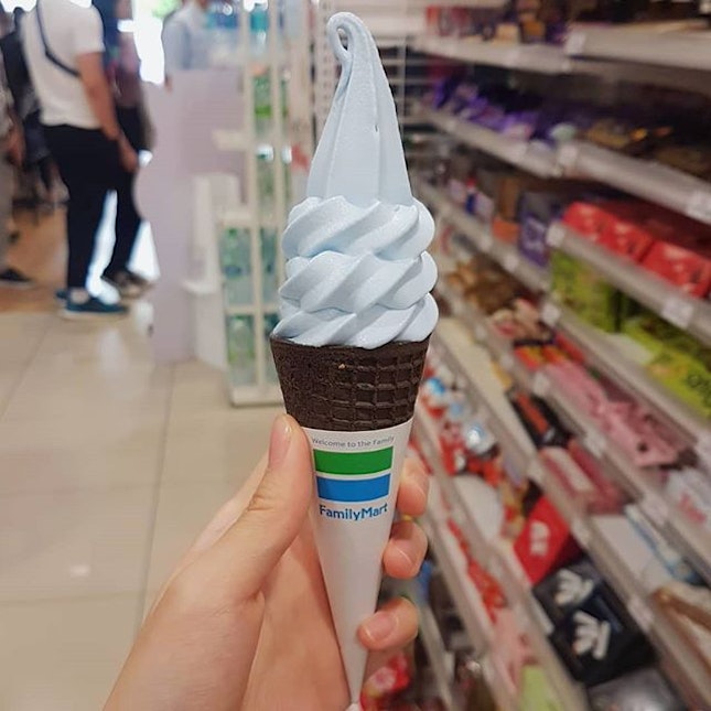Honestly live for Family Marts seasonal soft serve flavours😩⁣
⁣
📌 Family Mart, Bandar Sunway⁣
⁣⁣⁣⁣⁣⁣⁣⁣⁣⁣⁣⁣
📷 In frame: ⁣⁣⁣⁣⁣⁣⁣⁣⁣⁣⁣⁣
Sea Salt; Belgian Dark Chocolate [RM3.90]⁣
⁣⁣⁣⁣⁣⁣⁣⁣⁣⁣⁣
✨: All the flavours I’ve had so far have been amazing, but the one that nags the top spot is the sea salt.