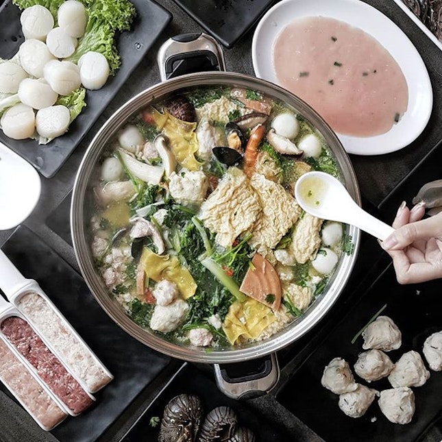 Always a joy to indulge in a piping pot of steamboat especially on rainy days.