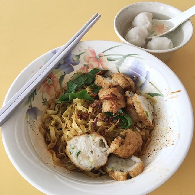 Fishball Noodles from Tom's City Zoom Mee Pok Tar

The fish cakes which are handmade by Citizoom and fried in this stall, are bouncy and juicy!The noodles are al-dente, with a springy texture and also spicy at the same time!