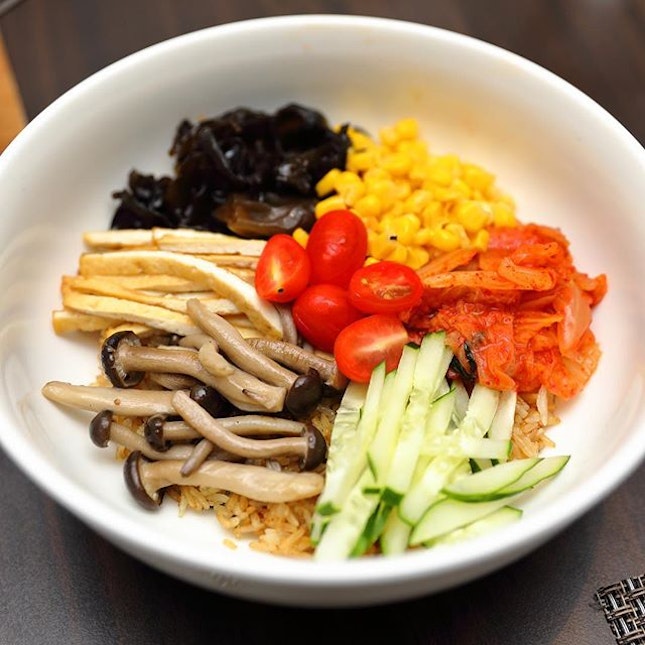 [White Rose Cafe] - For the healthy conscious folks, there is the Healthy 'Vegan-licious' Rice Bowl which comes with deep-fried bean curd, sauteed mushrooms and a beautiful assortment of kimchi, black fungus, corns and cucumbers.