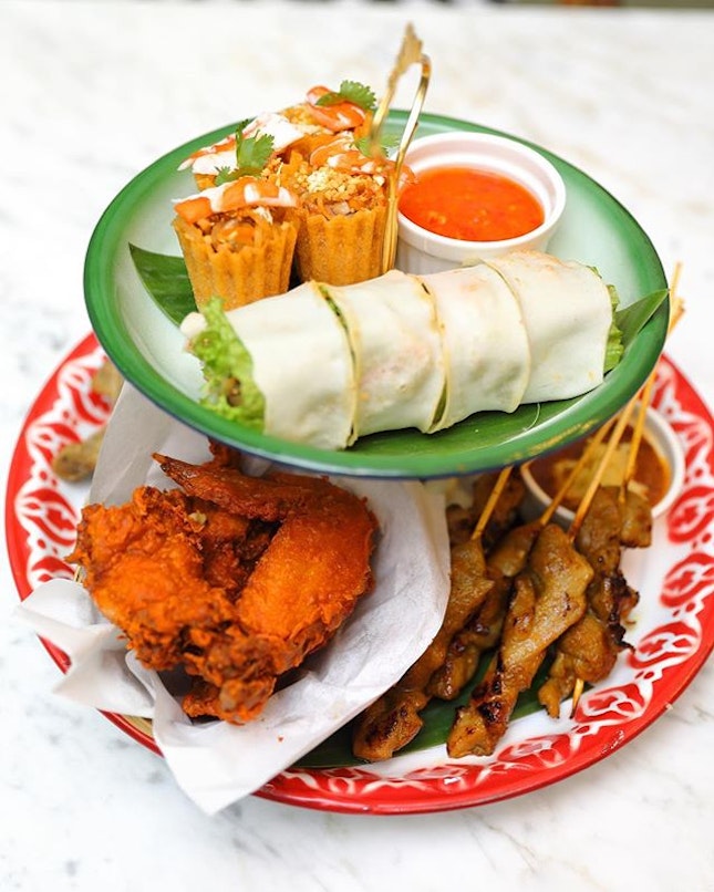 [Colonial Club] - Colonial Platter ($18.90) which comes with kueh pie tee, satay, inche kabin (nyonya fried chicken) and popiah.