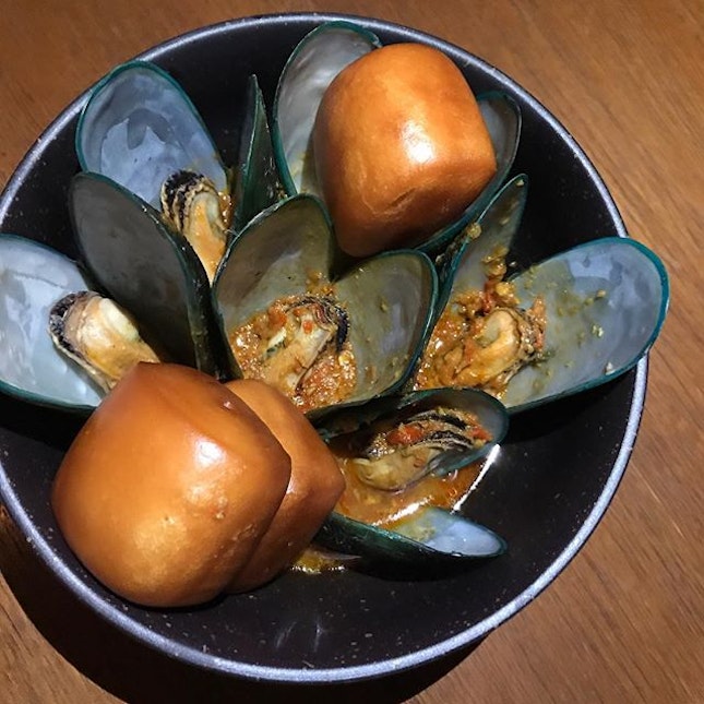 Curry Mussels With Mantou ($16)