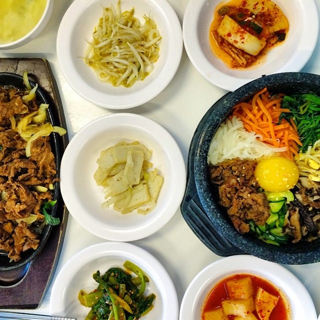 Yum yum Korean🇰🇷 food today 🙆 haven had it for a while already, & Bimbimbap still tastes as good as ever 😌👆 Thanks for the treat @davidkwok_zw  and JIAYOU for your remaining internship :) #koreanfood#lunch#bimbimbap