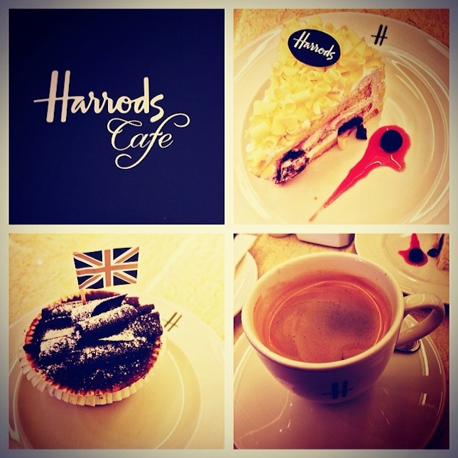 Came across Harrods Cafe #teatime#harrodscafe#whiteforest#cake#fancy#cupcake#blueberry#syrup#sugar#icing#dark#chocolate#instadessert#instafood#foodporn#foodpic#pic#potd#photoadayferbruary#malaysia#klcc#igfame#iphone5s