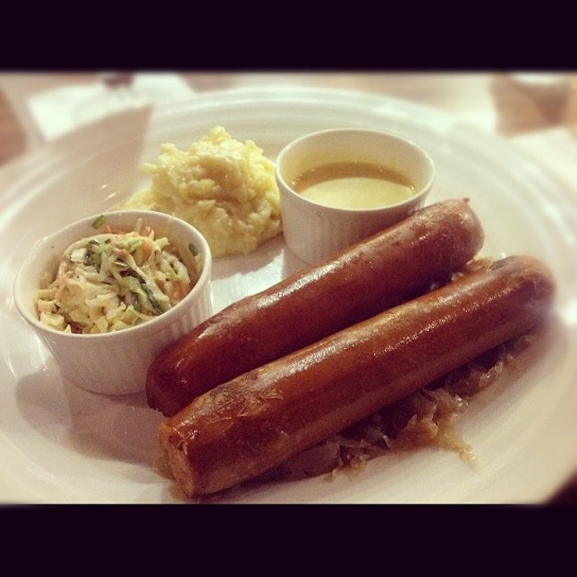 Dinner in this memorable night 😊 #beef #sausage #coleslaw #mashedpotatoes #mustard #dinner #friendship #food #instafood