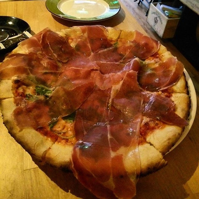 A #meatlover's #dreamcometrue, #ParmaHam #pizza for SGD 28, #oneforone #promotion with the #entertainerapp so #halfpriced.