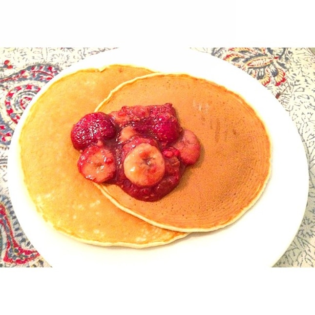 TGIF brunch // Pancakes made from scratch, paired with @jillybillyhilly's Caramelised Bananas & Strawberries.
