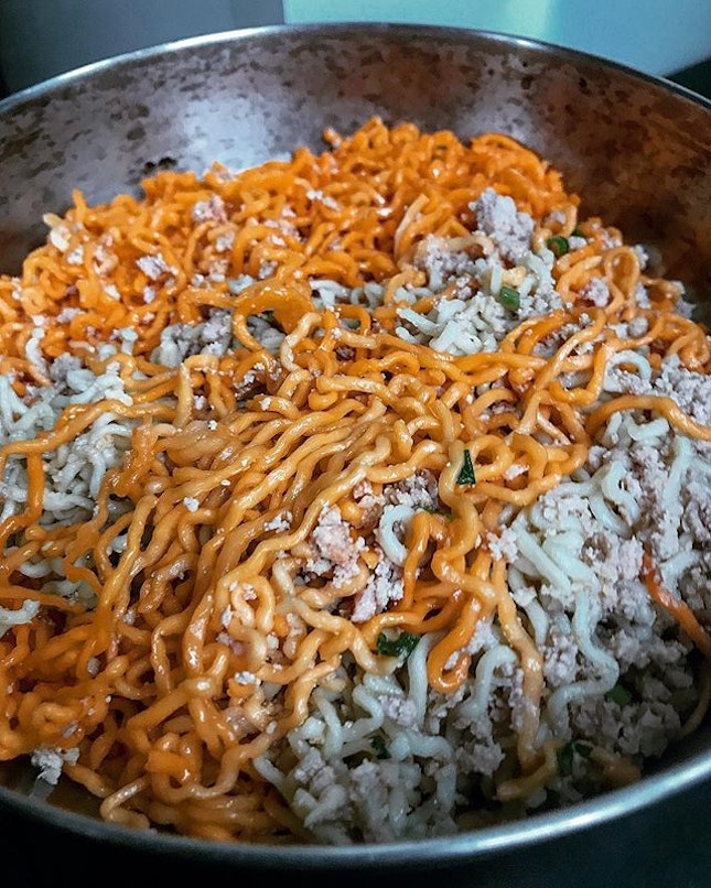 When you couldn't decide if you want plain kolo mee or red-tinged kolo mee, you buy both and mix them together.