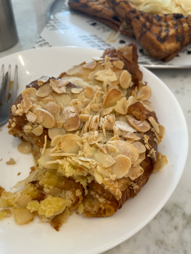 Butter and almond croissant 