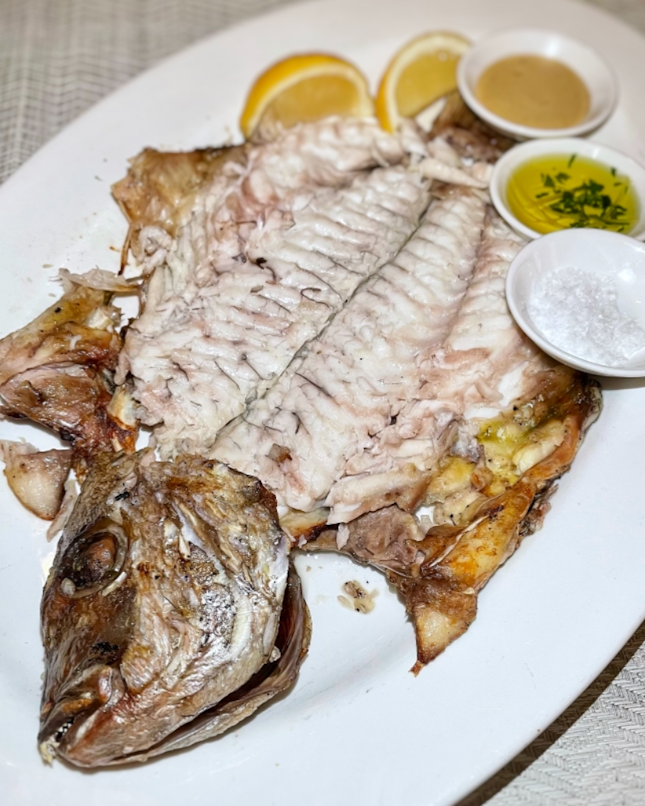 Indulge in the freshest catch from the Aegean Sea!🤤